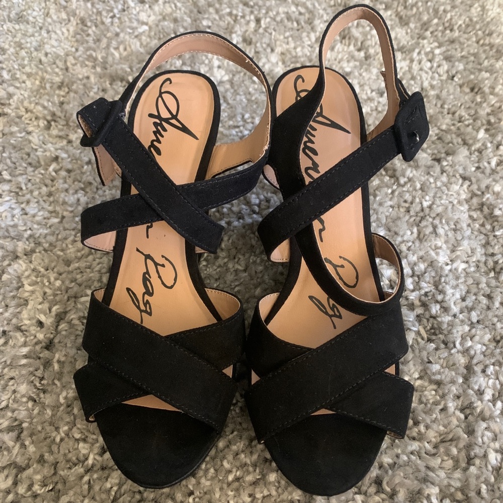 Black suede wedges 🌸
